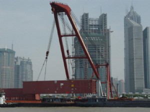 杭州制氧厂-上海港冷箱长42.1米-宽8.9米-高7.1米-重320吨